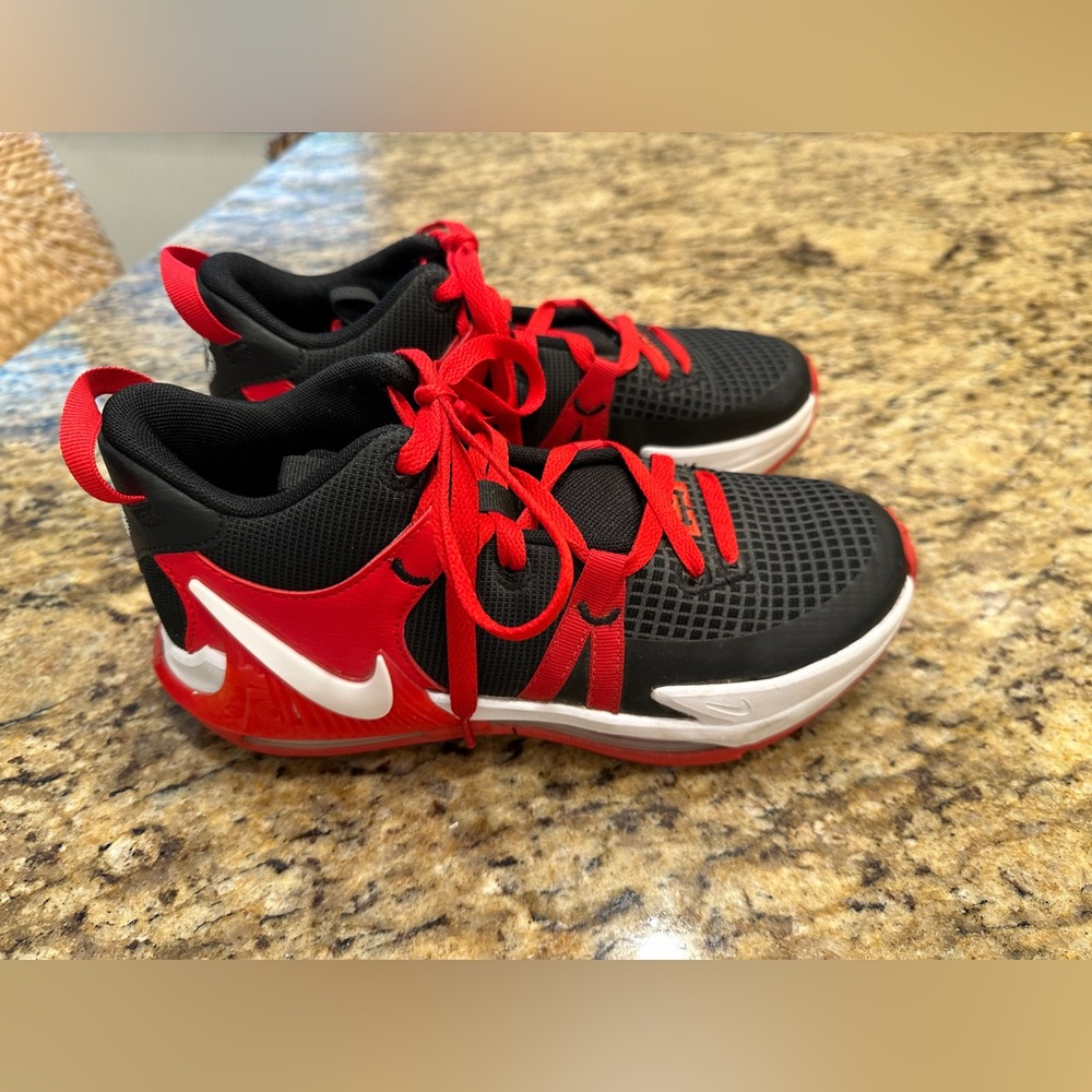 Kids Nike Lebron Witness 7, EUC, size 5Y